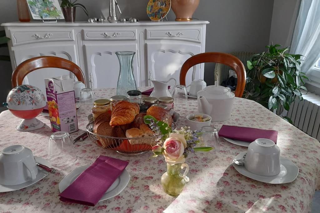 Les Abelias Bed & Breakfast Hauterive  Bagian luar foto